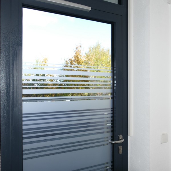 z8334-000-hahn-sonnenschutz-glasdekorfolie-variable weisse linien