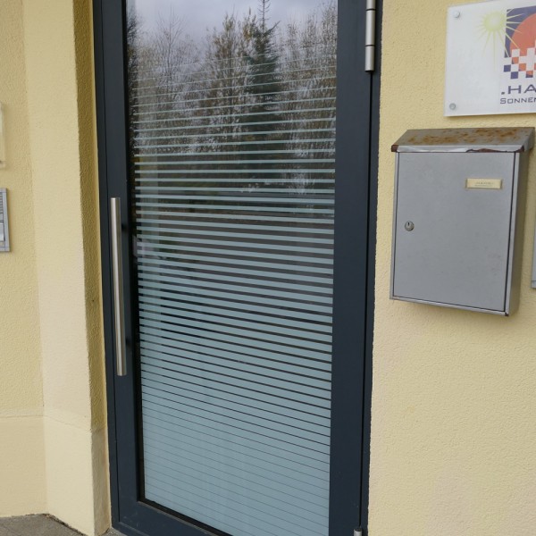 z8337-000-hahn-sonnenschutz-glasdekorfolie-dynamische-weisse-linien2